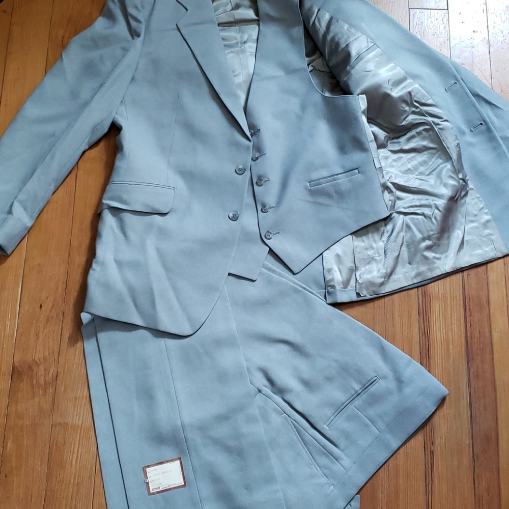 3 Piece suit. 43W37